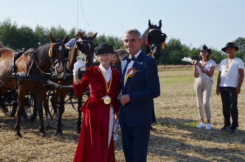  Tłumy na powiatowyh dożynkach w Godzianowie 