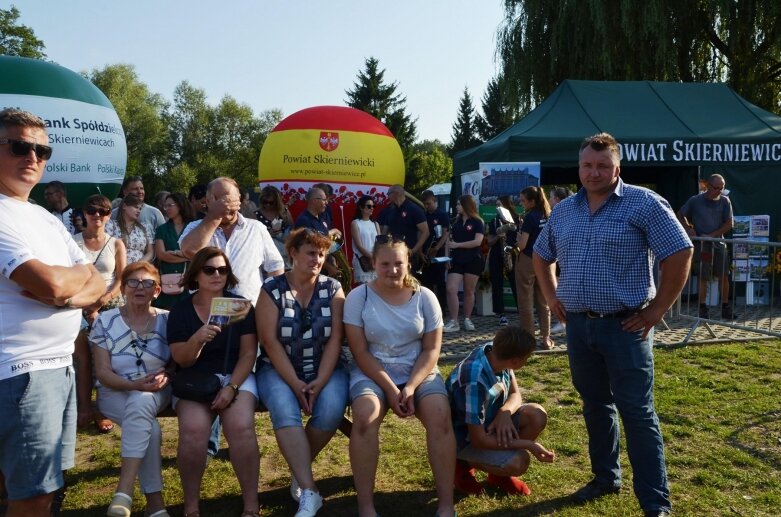  Tłumy na powiatowyh dożynkach w Godzianowie 