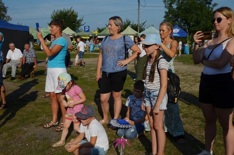  Tłumy na powiatowyh dożynkach w Godzianowie 