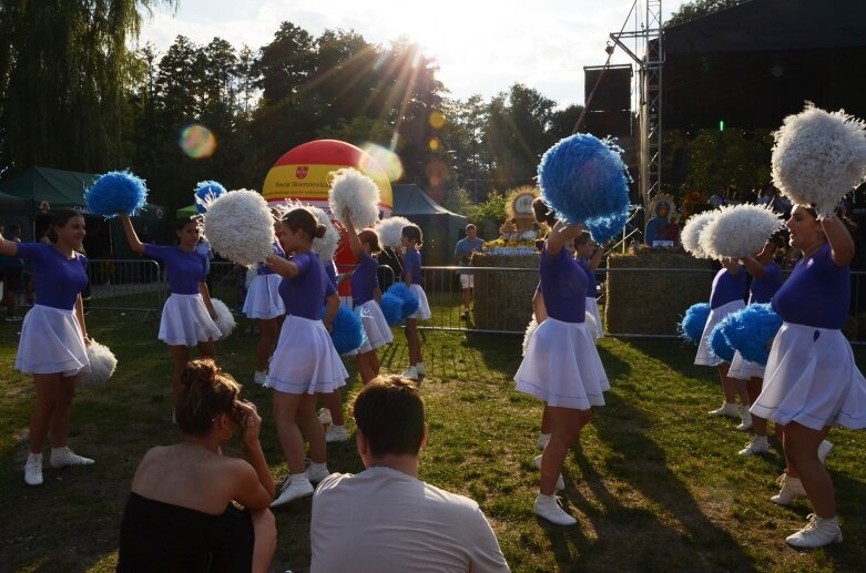  Tłumy na powiatowyh dożynkach w Godzianowie 