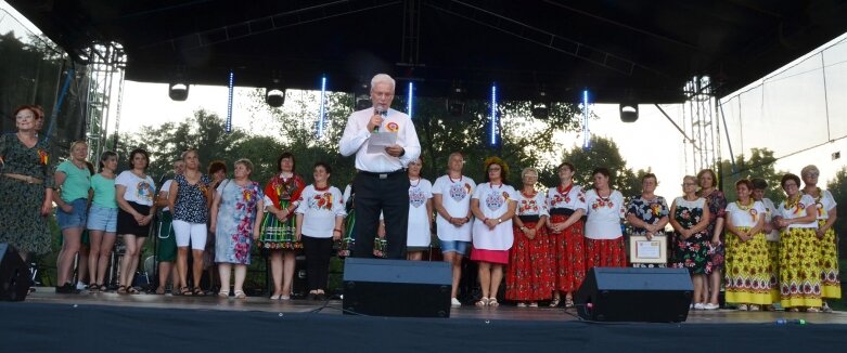  Tłumy na powiatowyh dożynkach w Godzianowie 