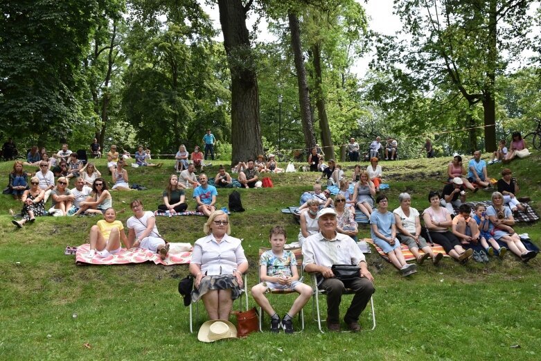  Tym razem w parku było klasycznie, romantycznie… 