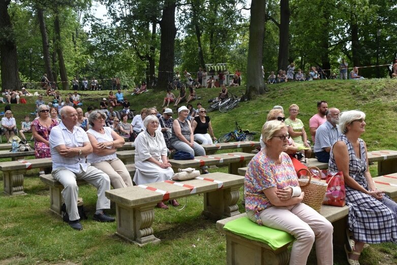  Tym razem w parku było klasycznie, romantycznie… 