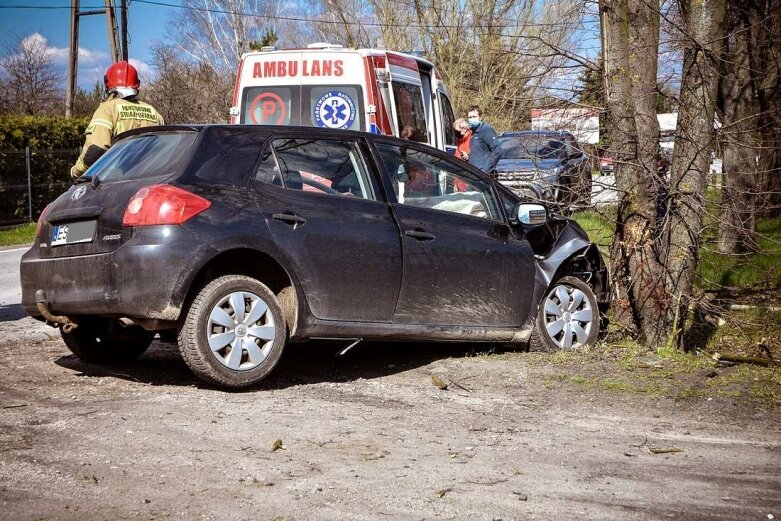  Uderzył w drzewo na ulicy Łódzkiej w Skierniewicach 