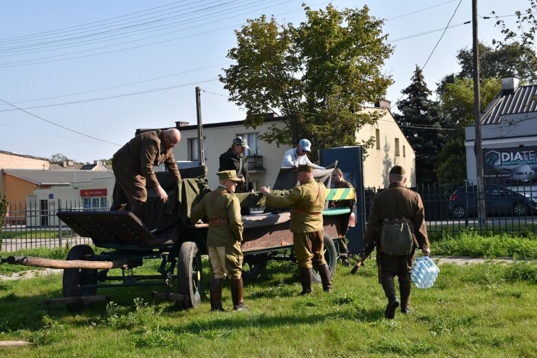  Ułani na ulicach Skierniewic 