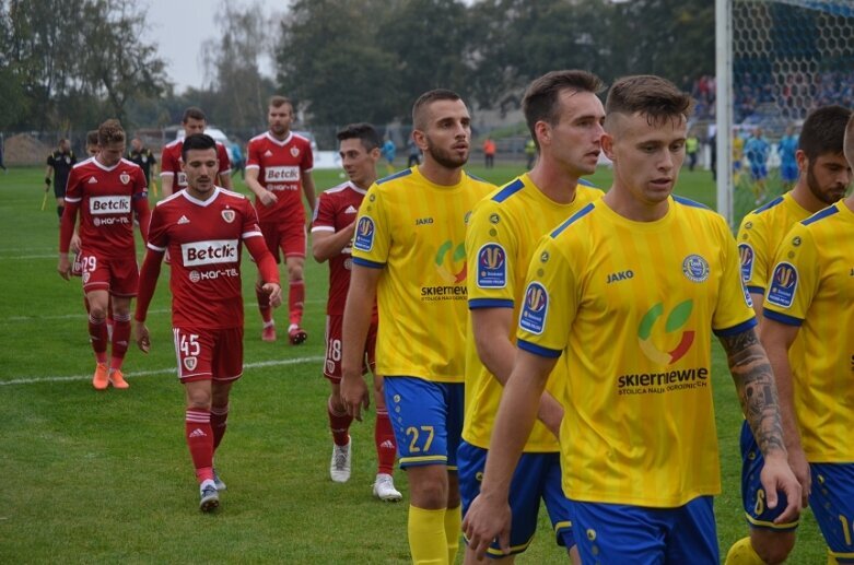  Unia blisko niespodzianki. Pucharowe starcie z trybun oglądał prezes PZPN Zbigniew Boniek 