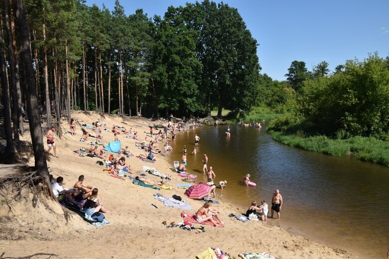  Upalna niedziela przyciągnęła tłumy nad Rawkę 