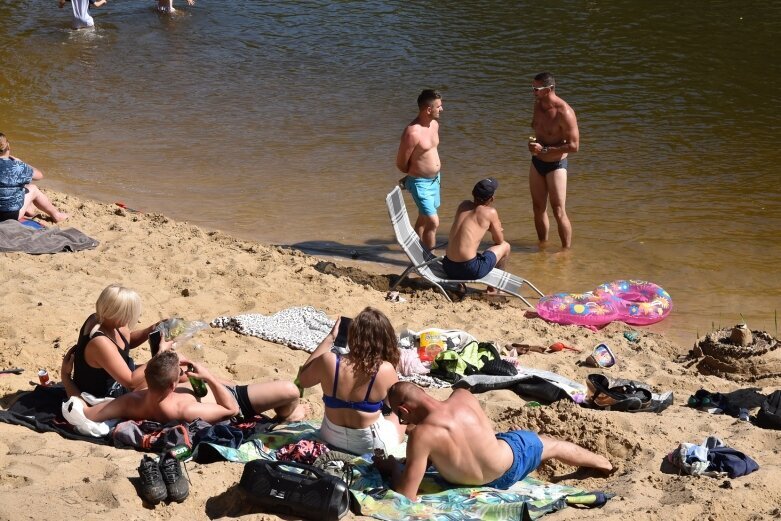  Upalna niedziela przyciągnęła tłumy nad Rawkę 