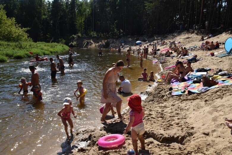  Upalna niedziela przyciągnęła tłumy nad Rawkę 