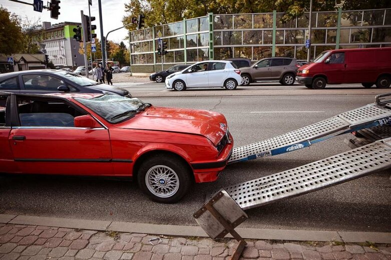  W centrum Skierniewic z lawety spadł czerwony bmw 