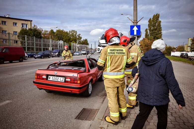  W centrum Skierniewic z lawety spadł czerwony bmw 