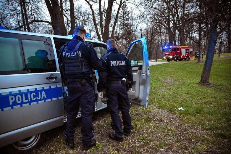  W skierniewickim parku ratowano niedoszłego topielca 