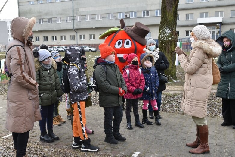  W towarzystwie Jabłcusia zwiedzają miasto 