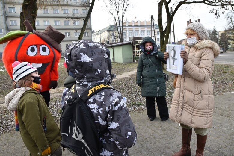  W towarzystwie Jabłcusia zwiedzają miasto 