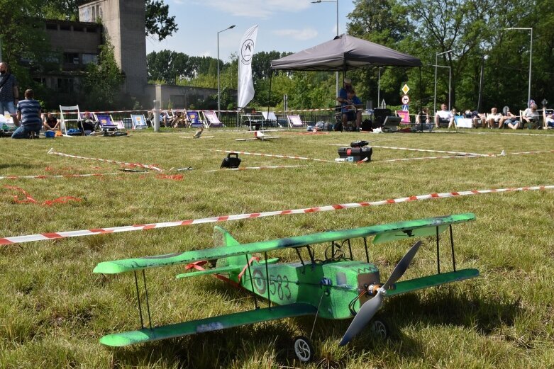  Walki powietrzne na niebie nad muzeum  