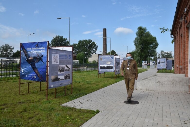  Walki powietrzne na niebie nad muzeum  