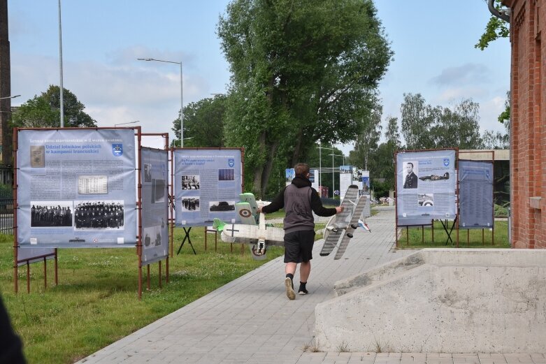  Walki powietrzne na niebie nad muzeum  