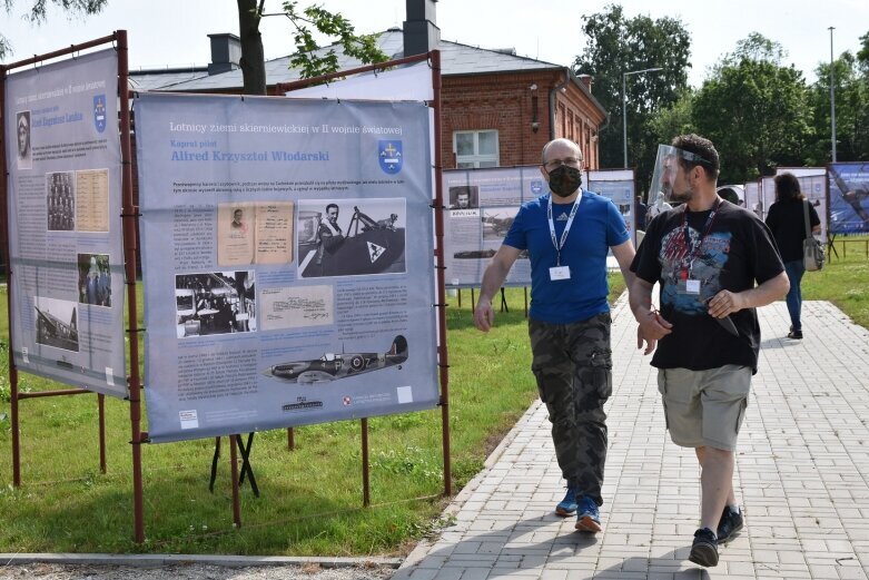  Walki powietrzne na niebie nad muzeum  