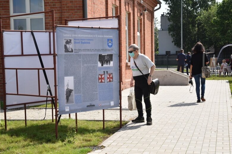  Walki powietrzne na niebie nad muzeum  