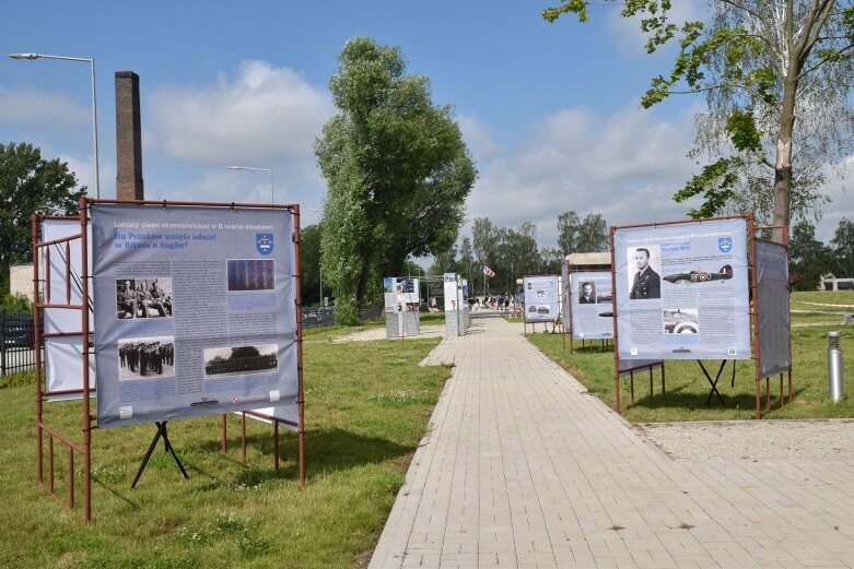  Walki powietrzne na niebie nad muzeum  