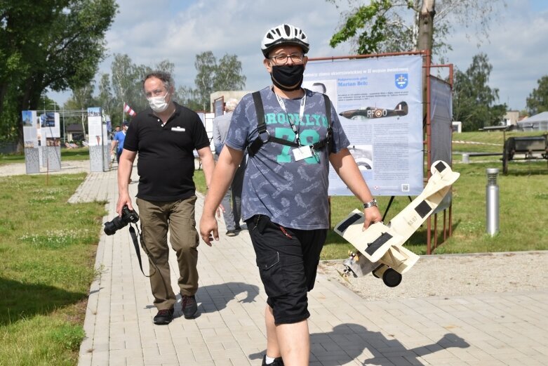  Walki powietrzne na niebie nad muzeum  