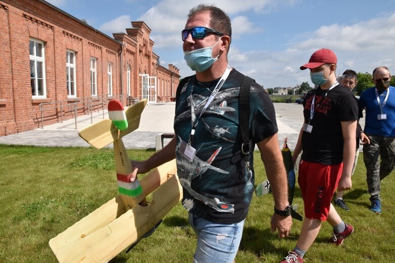  Walki powietrzne na niebie nad muzeum  