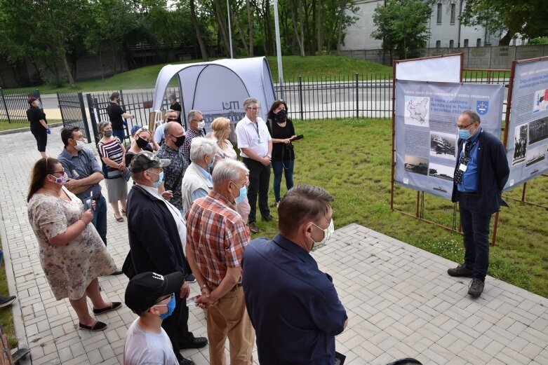  Walki powietrzne na niebie nad muzeum  