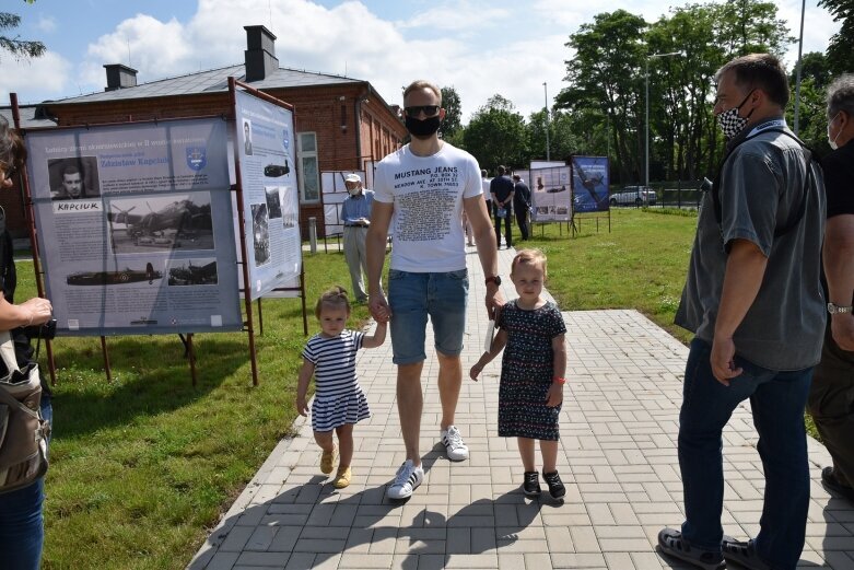  Walki powietrzne na niebie nad muzeum  