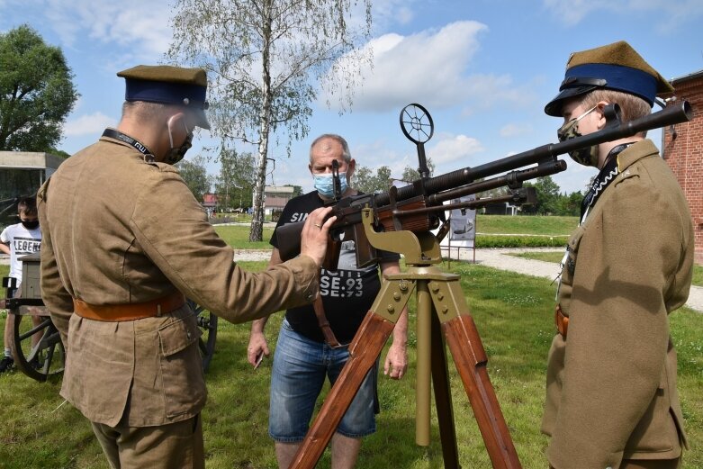  Walki powietrzne na niebie nad muzeum  