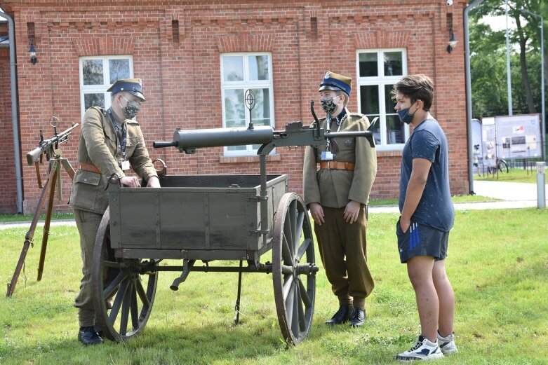  Walki powietrzne na niebie nad muzeum  