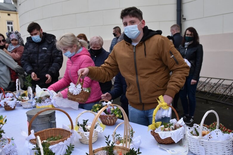  Wielka Sobota. Święcenie koszyczków przed kościołem 