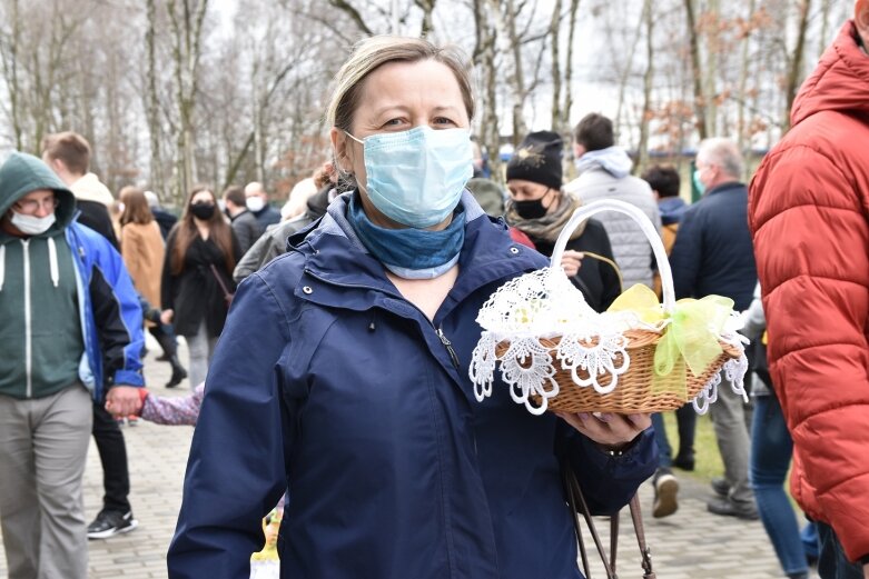  Wielka Sobota. Święcenie koszyczków przed kościołem 