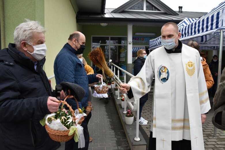  Wielka Sobota. Święcenie koszyczków przed kościołem 