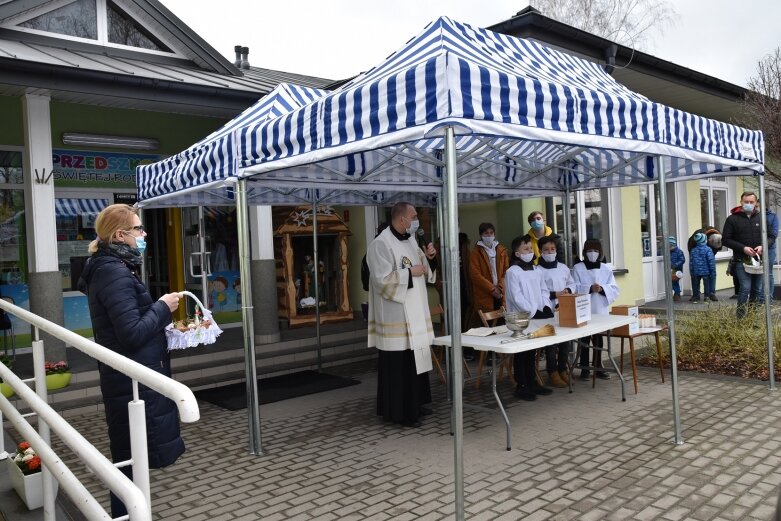  Wielka Sobota. Święcenie koszyczków przed kościołem 