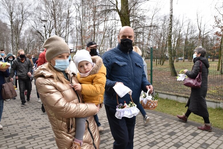  Wielka Sobota. Święcenie koszyczków przed kościołem 