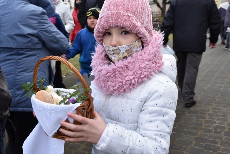  Wielka Sobota. Święcenie koszyczków przed kościołem 