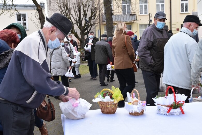  Wielka Sobota. Święcenie koszyczków przed kościołem 