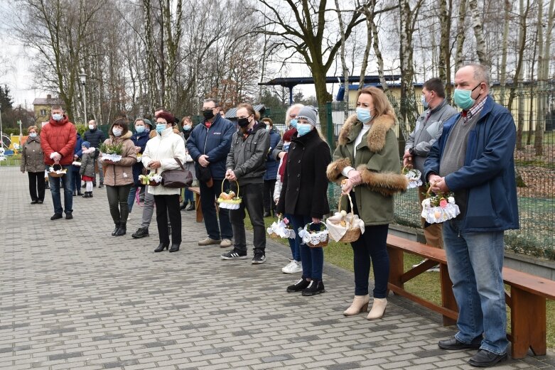  Wielka Sobota. Święcenie koszyczków przed kościołem 