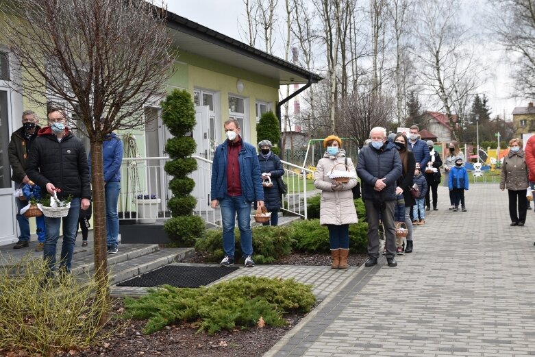  Wielka Sobota. Święcenie koszyczków przed kościołem 