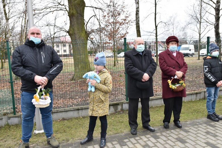  Wielka Sobota. Święcenie koszyczków przed kościołem 