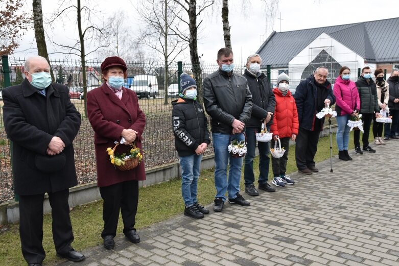  Wielka Sobota. Święcenie koszyczków przed kościołem 