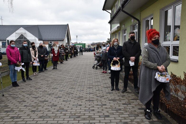  Wielka Sobota. Święcenie koszyczków przed kościołem 