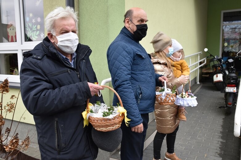  Wielka Sobota. Święcenie koszyczków przed kościołem 