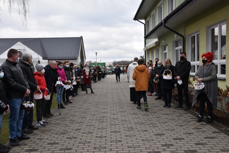  Wielka Sobota. Święcenie koszyczków przed kościołem 