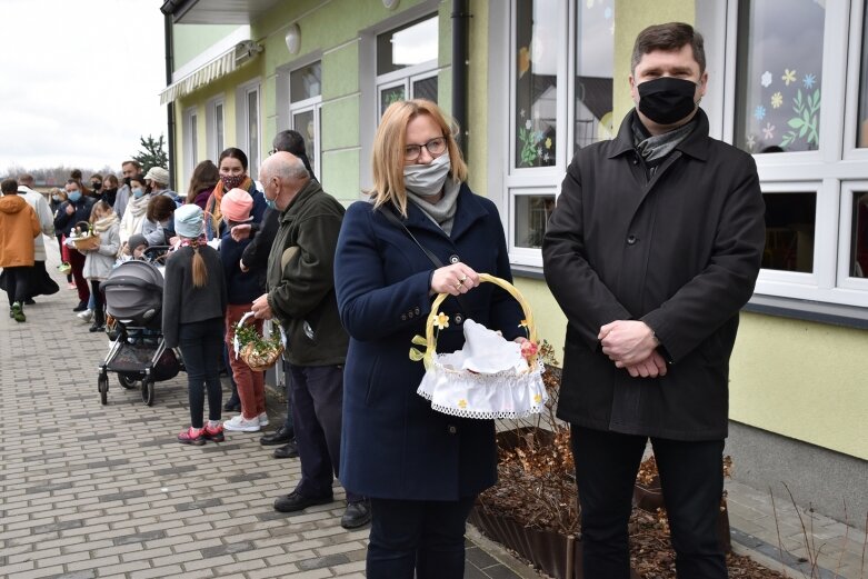  Wielka Sobota. Święcenie koszyczków przed kościołem 