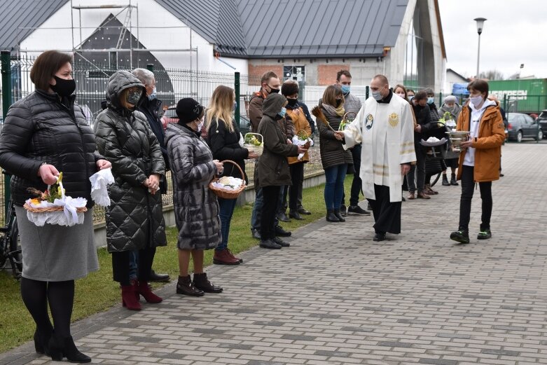  Wielka Sobota. Święcenie koszyczków przed kościołem 