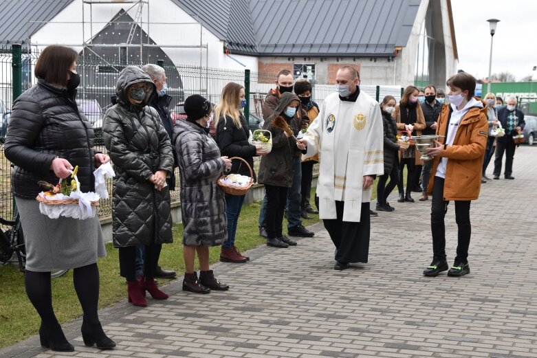  Wielka Sobota. Święcenie koszyczków przed kościołem 