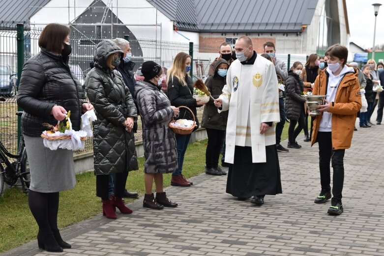  Wielka Sobota. Święcenie koszyczków przed kościołem 