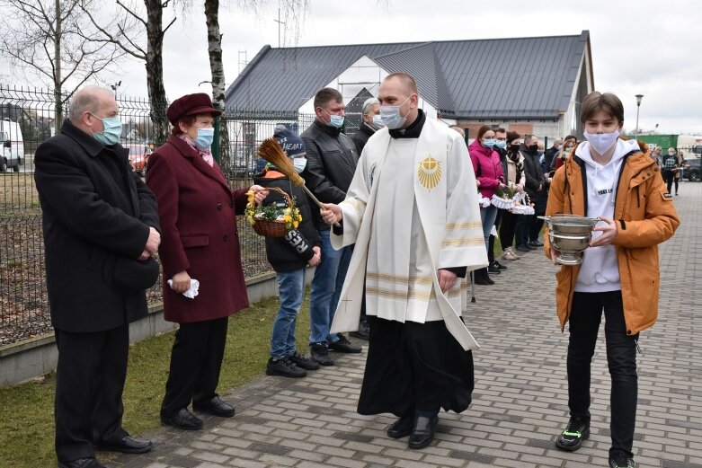  Wielka Sobota. Święcenie koszyczków przed kościołem 