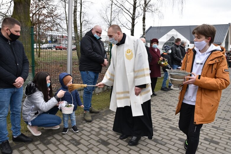  Wielka Sobota. Święcenie koszyczków przed kościołem 